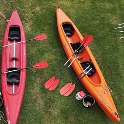 Foto 2er Kajak (rot) und 2er Kajak mit zusätzlichem Kindersitz (orange) - Paddelboot