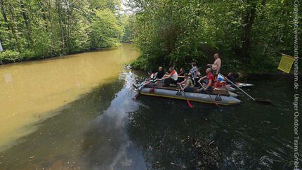 Ein "modernes" Selbstbaufloß an der Einmündung des Leipziger Floßgraben in den Pleiße-Fluss in Sachsen