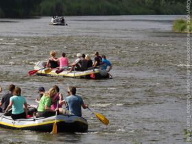 Das große, kentersichere Schlauchboot ("Hippo") ist für 4 bis 10 Personen geeignet und besonders bei Events mit vielen "Paddelneulingen" wegen der kenteresicherheit und leichten Steuerung eine gute und sichere Wahl