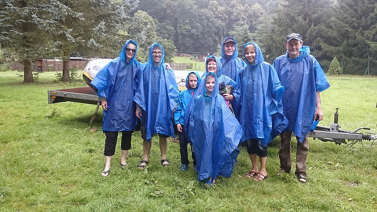 Regen erst am Tourstart? Der Mitarbeiter bei der Schlauchboot-Ausgabe hält immer eine Anzahl einfache Regenponchos zum Verkauf (2 EUR) vorrätig.