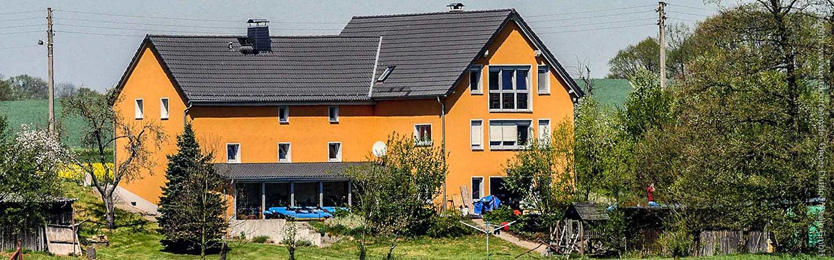 Ferienhaus, Gruppenherberge oder Gruppenhaus in 04703 Wiesenthal mit insgesamt 18 Betten und einem wunderschönen Freisitz- und Grillbereich am Fluss.