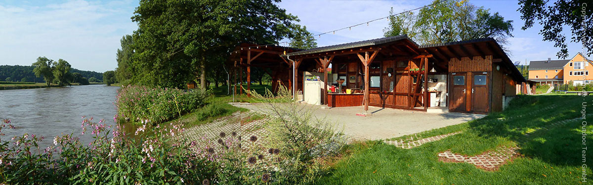 Der überdachte Freisitz- und Grillbereich befindet sich direkt (und wunderscön gelegen) am Flussufer der Freiberger Mulde. Rechts im Hintergrund ist das Herbergsgebäude zu sehen.